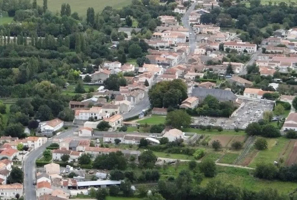 Image Terrain à bâtir de 371 m2 au prix de 42665 € à TAUGON.