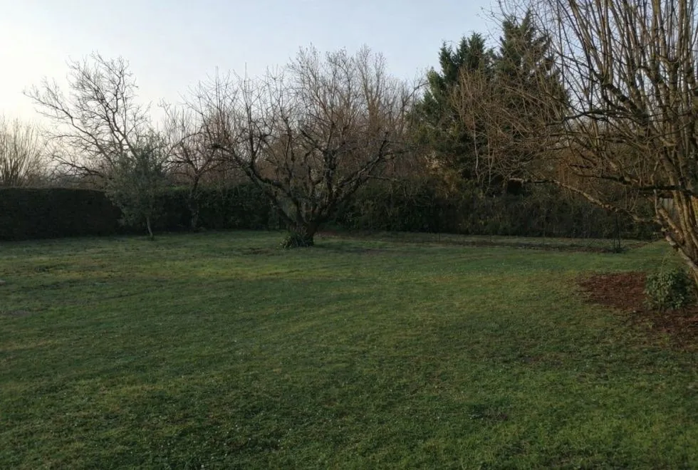 Image Terrain à bâtir de 900 m2 au prix de 65000 € à SAINTES.